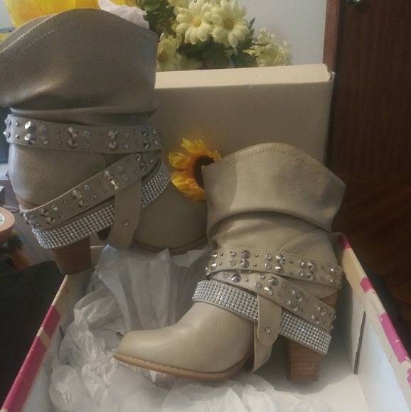 dolce by MoJo Moxi Shoes - Boots Dolce by mojo moxy Bling 7 W Jewels/ Studs